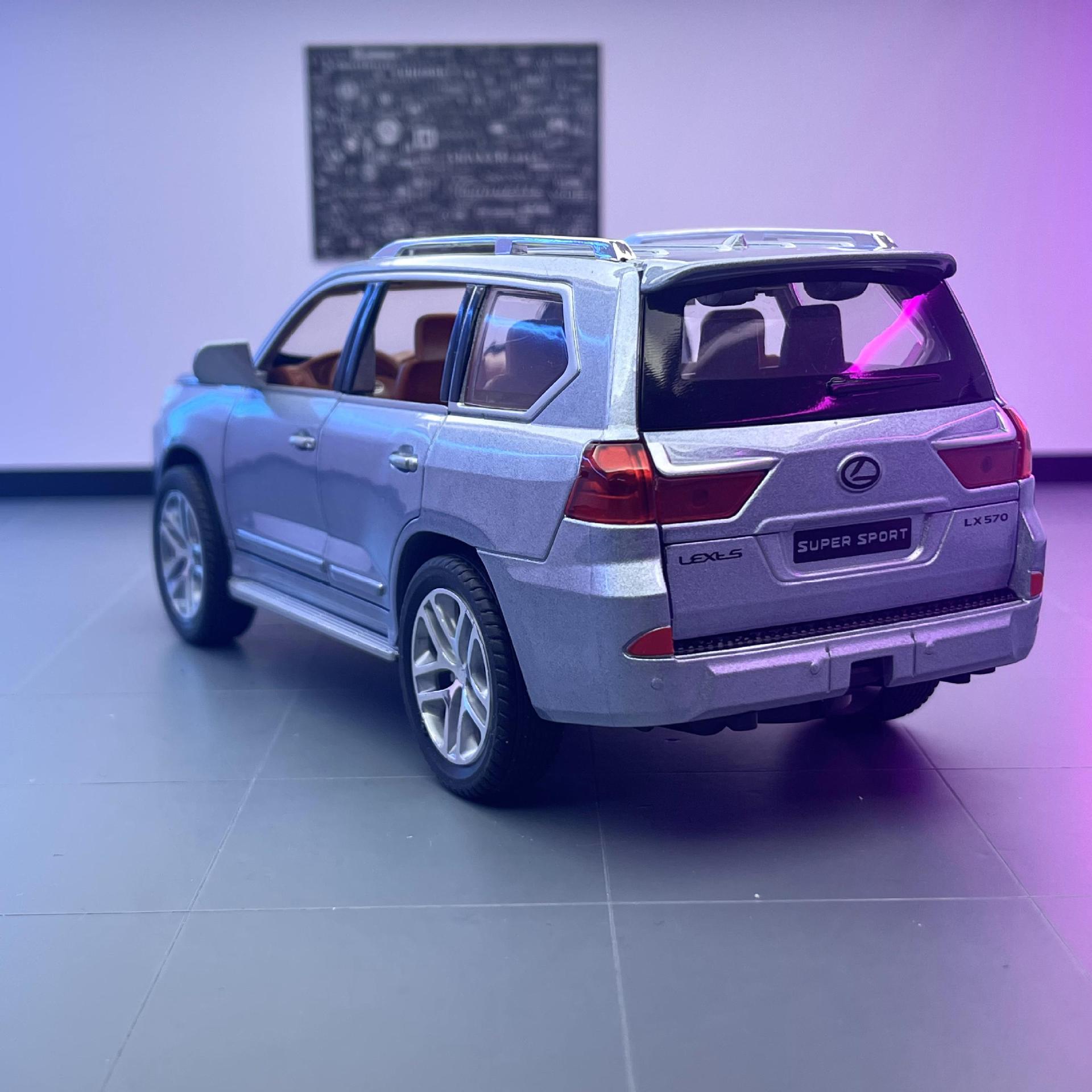 Modelo de coche de aleación 1: 24LX570 Lago tire hacia atrás con sonido y luz off-road Boy juguete coche música modelo adornos