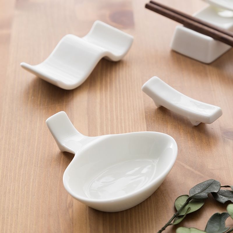 Wholesale ceramic chopstick holder, chopsticks tray hotel dining table spoon stand, cute Japanese chopstick holder, pure white soup for home, restaurant