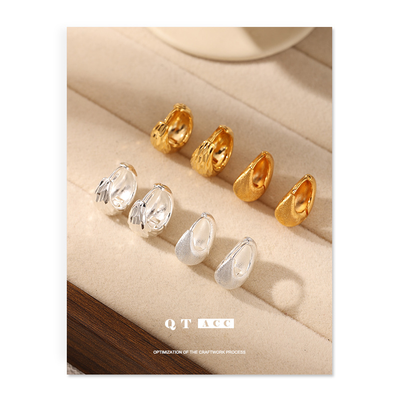 Moda europea y americana retro textura alta oro y plata botones de auriculares de doble color otoño y invierno sofisticados simplicidad versátil nuevos adornos de auriculares para mujeres