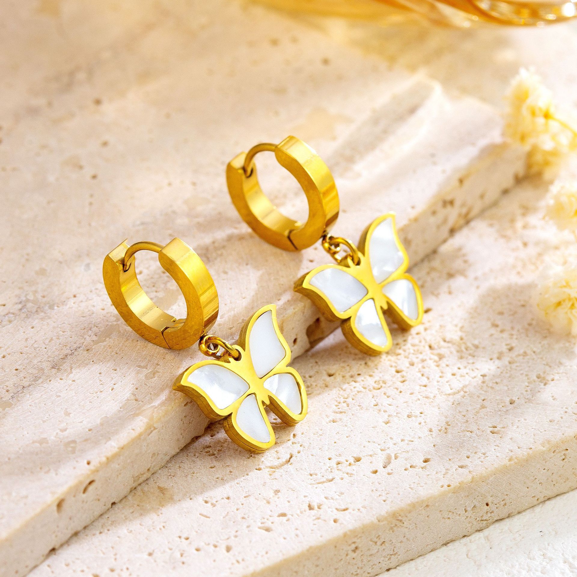 Pendientes retro de lujo ligero transfronterizo, mariposa simple, nueva pulsera de mariposa de moda, conjunto de collar que no se desvanece, joyería femenina
