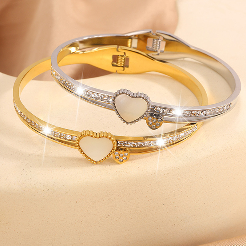 Europa y América de moda amor conchas de perforación elástica abertura pulsera de acero de titanio versión femenina temperamento pulsera de diseño simple