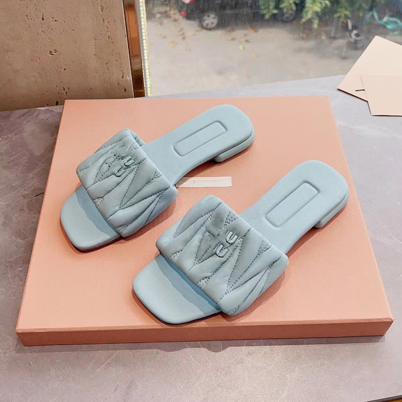 Versión alta Miao miu casa cabeza cuadrada zapatillas de una palabra mujeres verano 2023 nuevas letras de moda zapatos casuales de fondo plano mujeres