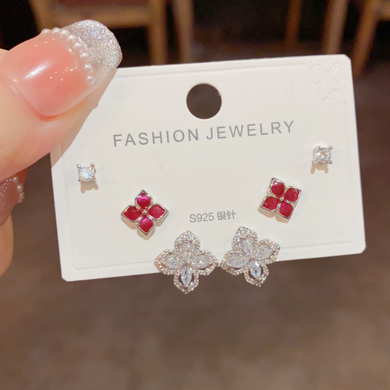 S925 aguja de plata micro incrustaciones de circón pendientes cortos pendientes de pelo corto japonés y coreano elegante todo-fósforo simple conjunto de tres piezas pendientes para las mujeres