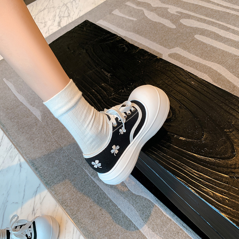 Giày sneaker nữ chunky đế dày thêu hoa mùa xuân 2026 — màu đen, màu vàng, màu đỏ