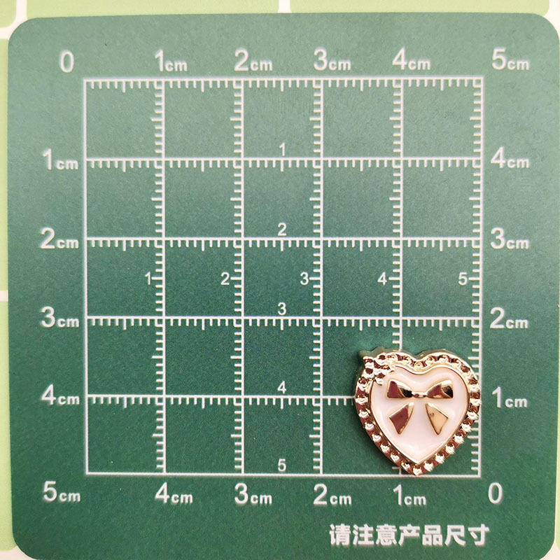 Temperamento de moda blanco y negro pequeño viento fragante cuatro hojas accesorios de plástico corazón de melocotón DIY pinzas de cabello material de ropa de correa