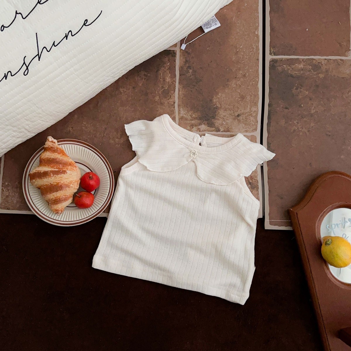 Verano nuevo producto niña bebé ligero cuello de hoja de loto chaleco sin mangas traje delgado para niña pantalones anchos a cuadros de dos piezas