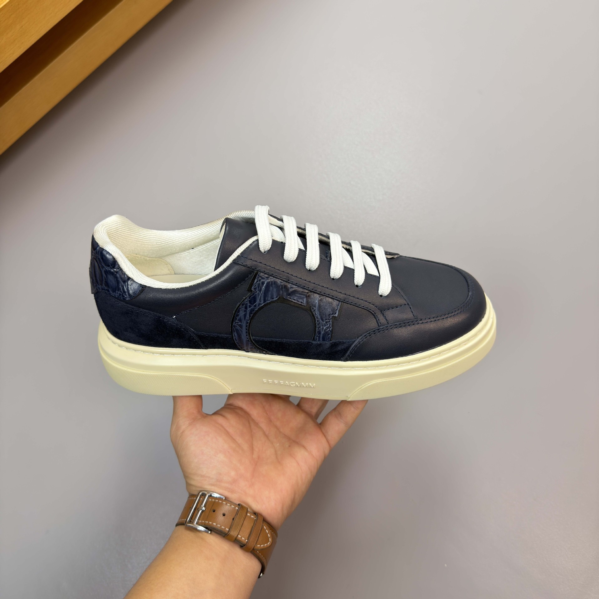 Estación europea clásica de cuero de vaca de hombre color deportivo pequeño zapato blanco cordón casual zapato de skate plano de altura baja moda versátil