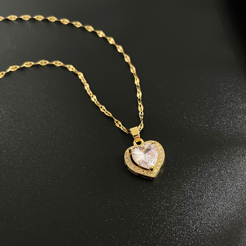 Collier cœur en acier titane style minimaliste et épuré_voghion.com