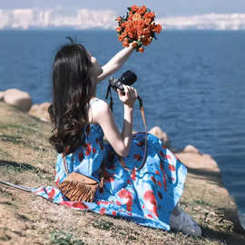 海边度假风蓝色碎花吊带连衣裙子女夏季2024新款法式气质沙滩长裙