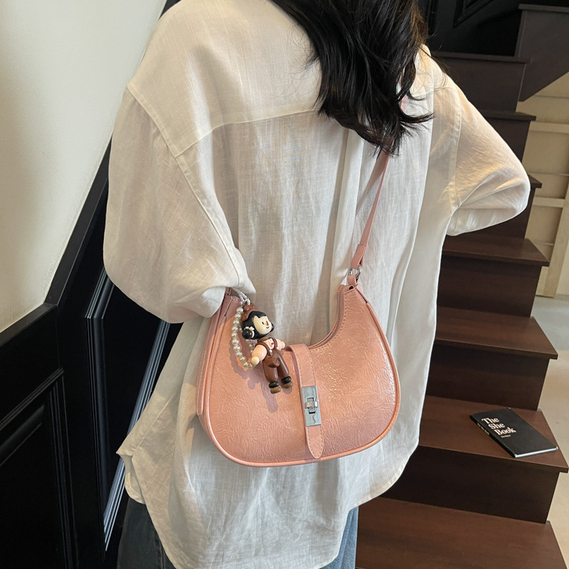 Bolsos de axila populares de verano para mujer 2025 nuevo bolso de hombro casual de todo fósforo bolso de media luna con patrón de agarre de mano de moda