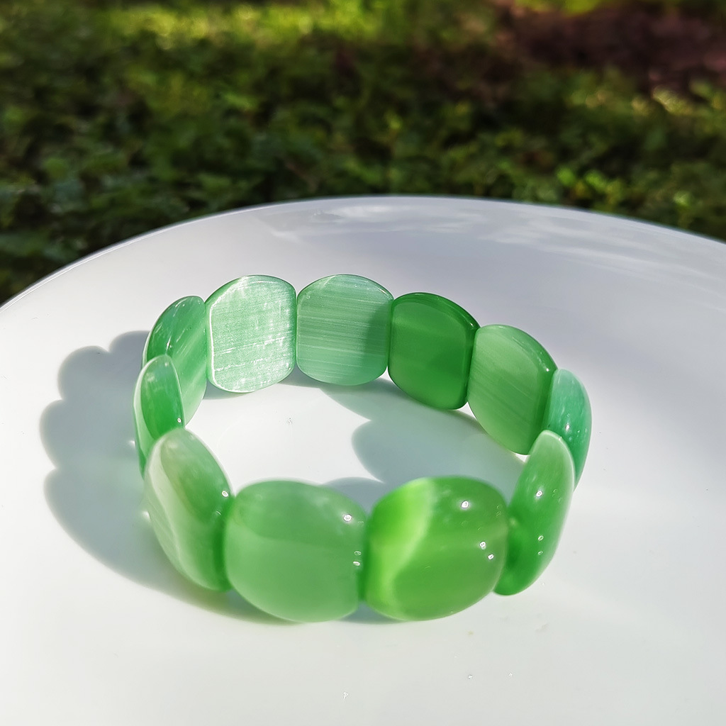 22*18mm 사이즈의 캣츠아이 그린 (Cat's Eye Green)