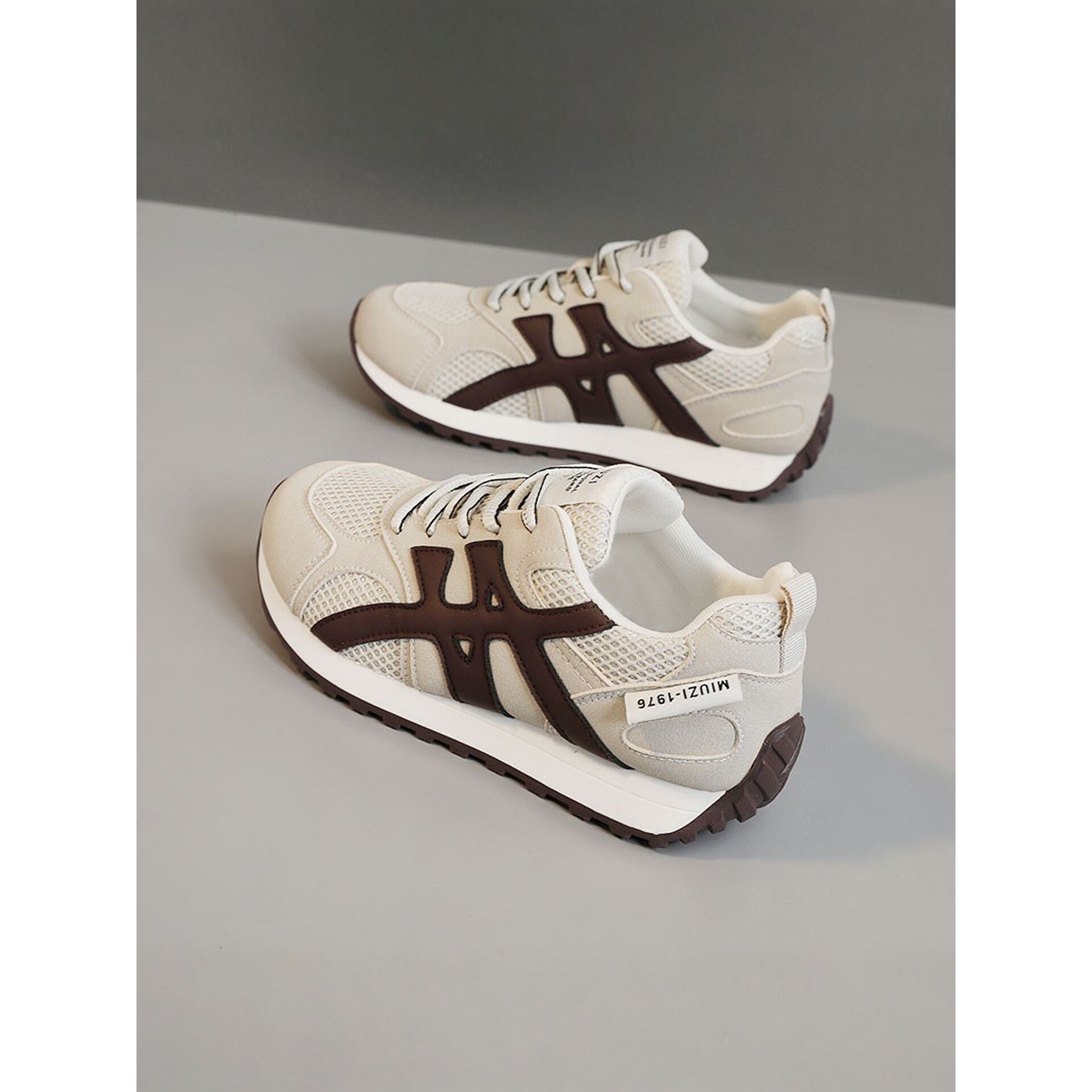 Lightweight, soft-soled, breathable athletic shoes for women, a popular spring/summer style, comfortable to wear, versatile for casual wear, and suitable for running