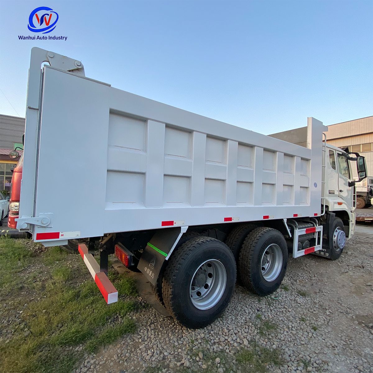 Cross-border Sinotruk Howo 6×4 Dump Truck, 380 horsepower, Euro II, rear eight-wheel engineering dump truck, 90% new