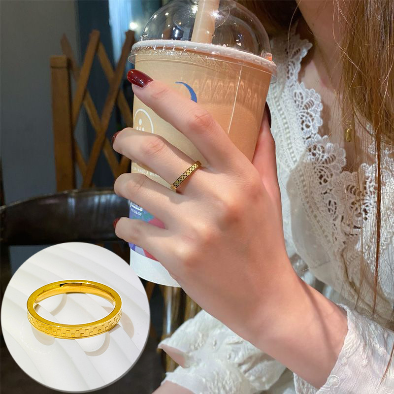 Herencia del círculo simple Anillo de anillo de acero de titanio a cuadros dorados El nicho femenino no se desvanece