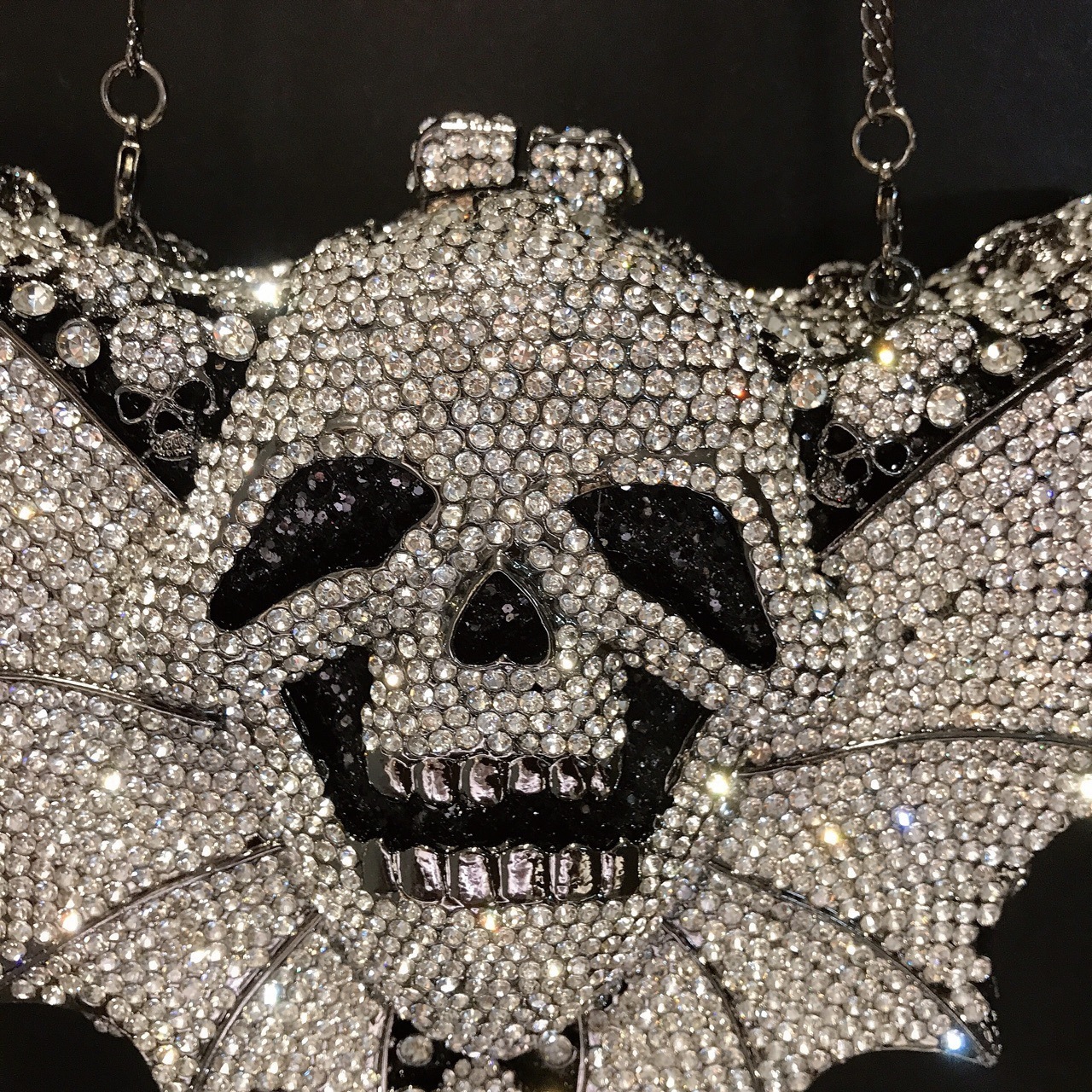 * Nuevo bat transfronterizo bolsas de cena de diamantes estilo europeo y americano personalidad negra fresca bolsas de mano de diamantes bolsas de banquete