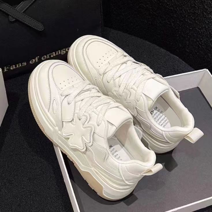 Zapatos de cereza de cuatro hojas niños 2024 estrellas con zapatos blancos de fondo grueso para mujeres zapatos deportivos casuales