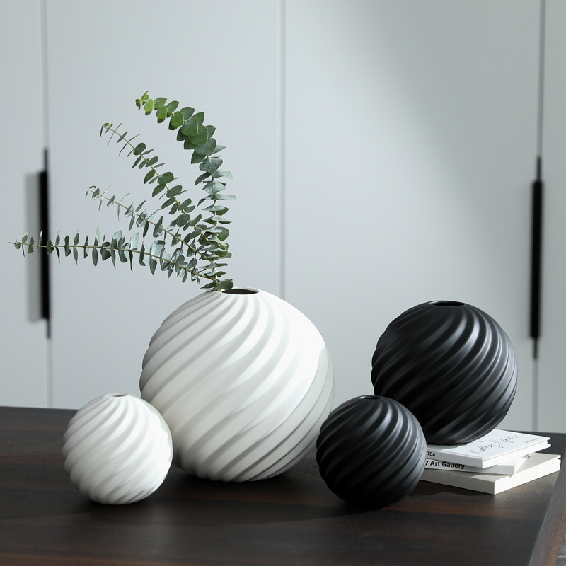 Vaso de cerámica redondo en blanco y negro ornamentos floral floral decorativa suave floral al por mayor