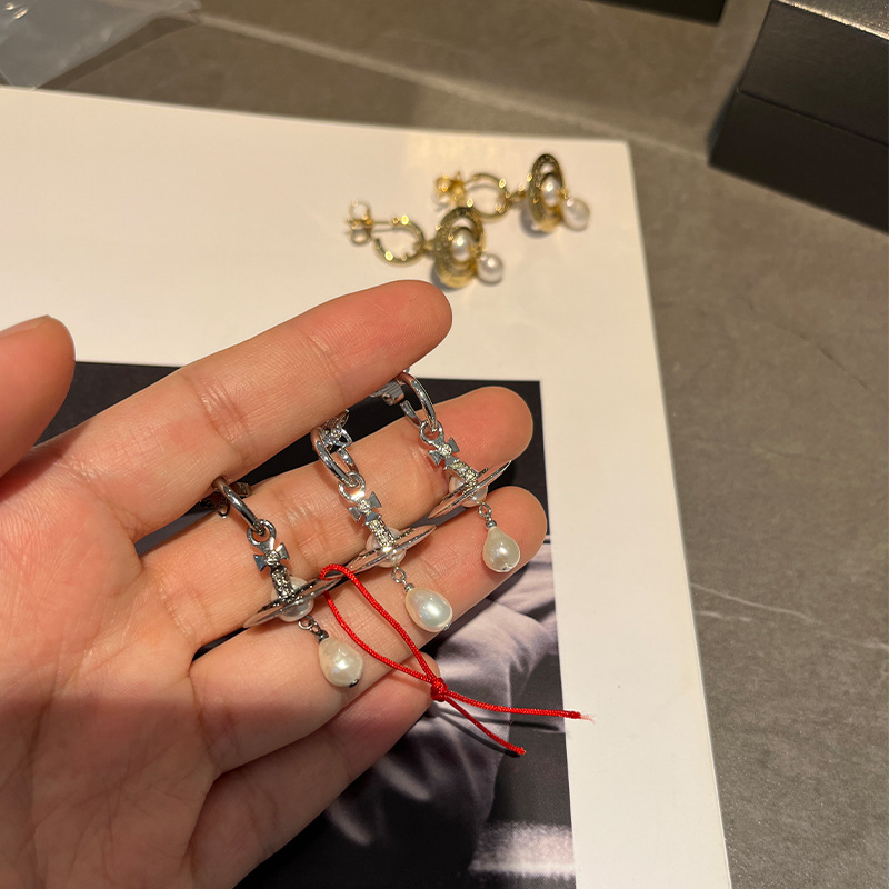 Three dimensional earrings drop-shaped from pearl