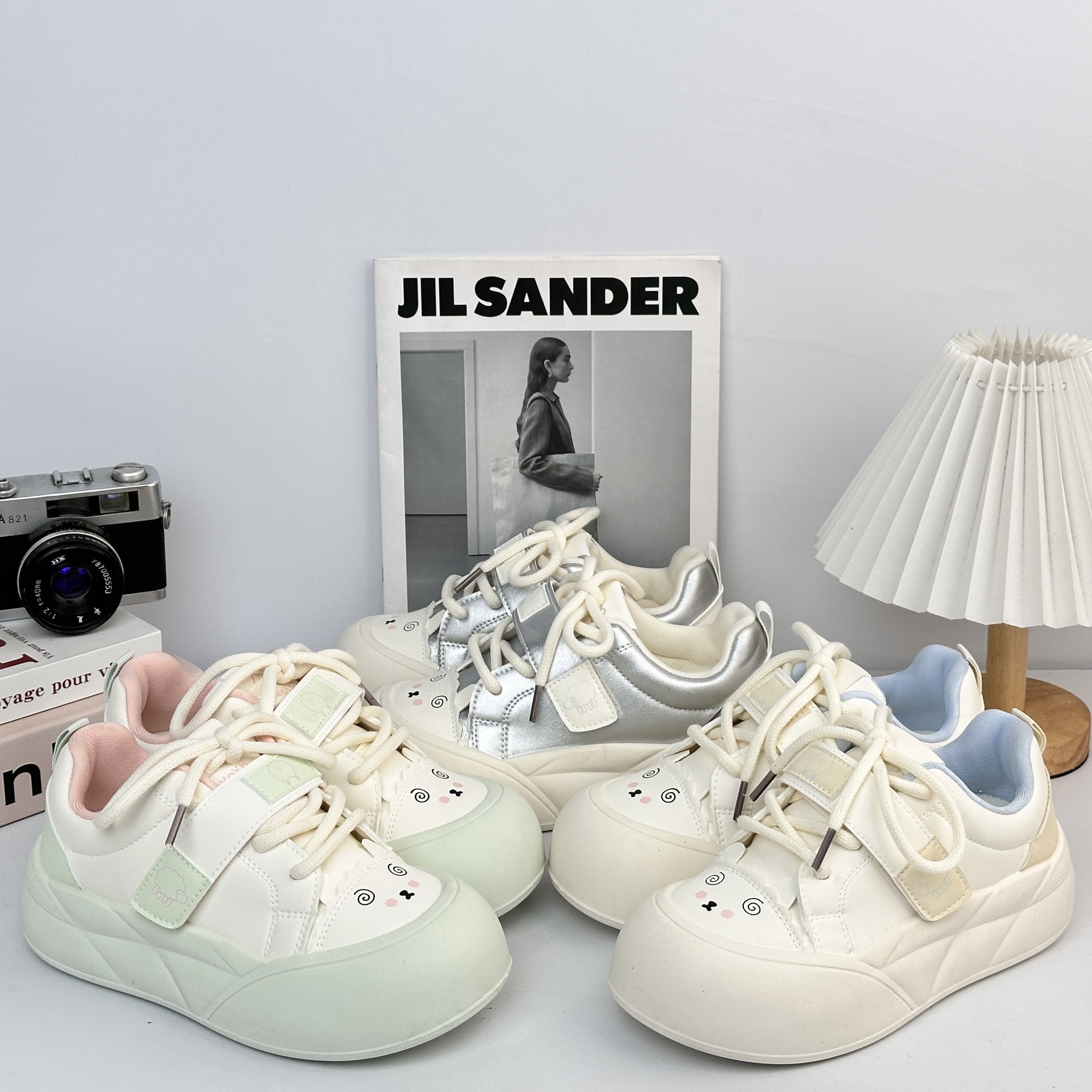 Zapatos de suela gruesa de larga onda para mujeres 2025 nuevos zapatos de nicho no chocan con zapatos blancos de primavera y otoño.