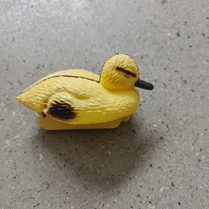Suministro transfronterizo de patos amarillos de plástico simulados para paisajismo de jardines y lagos al aire libre, utilizados como cebo para la caza de animales.