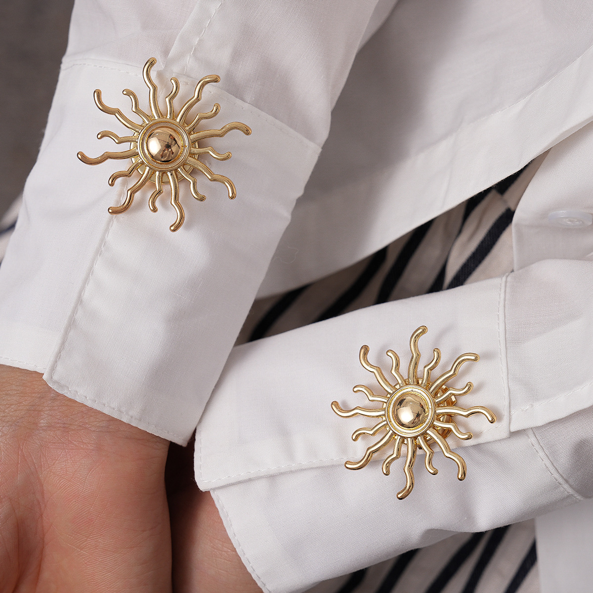 Cuatro piezas europeas y estadounidenses metal transfronterizo sensación sol broche simple nicho de moda alta sensación accesorios de ropa