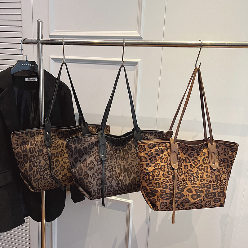 올해 인기있는 대용량 통근 레오파드 무늬 가방 여성의 2024 새로운 패션 가을과 겨울 패션 올 매치 숄더 토트 백
