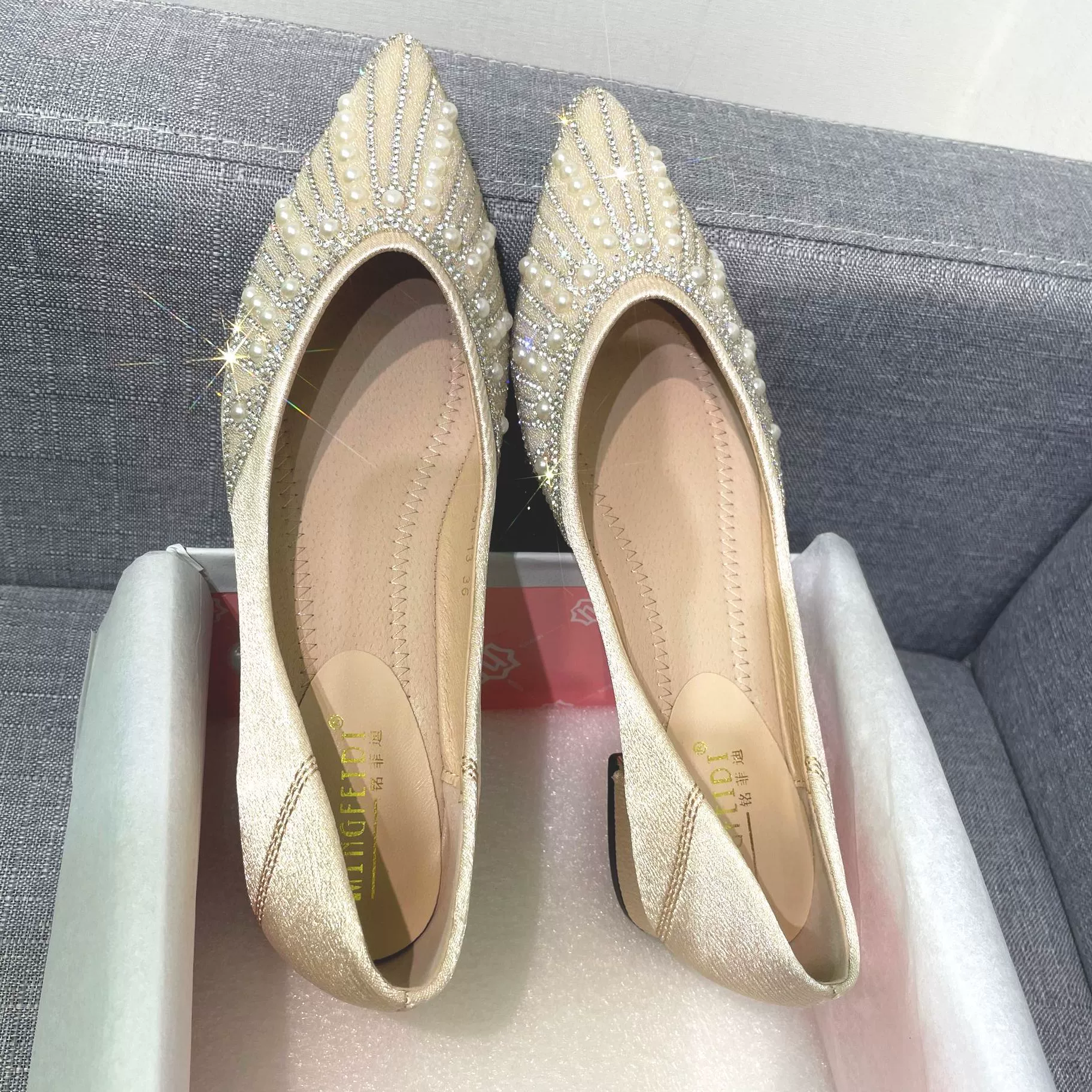 Однослойные туфли на массивном каблуке для женщин 2023 весна/лето с острым носком и мелким ртом со стразами и жемчугом на мягкой подошве, модная женская обувь больших размеров 41-43