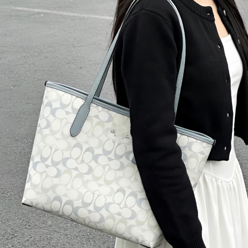 Kou C's new City26 tote bag is a vintage-style, versatile, and fashionable women's bag that can be worn on the shoulder or under the arm