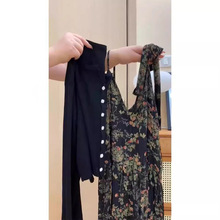 今年流行早秋季小个子穿搭高级感黑色吊带两件套装裙2024新款女士