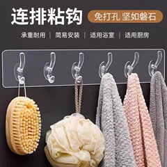 ドアの後ろに衣類やタオルを掛けるための穴を開けずにフックが付いており、キッチン用の透明で跡が残らない粘着フックが連続して貼り付けられています。