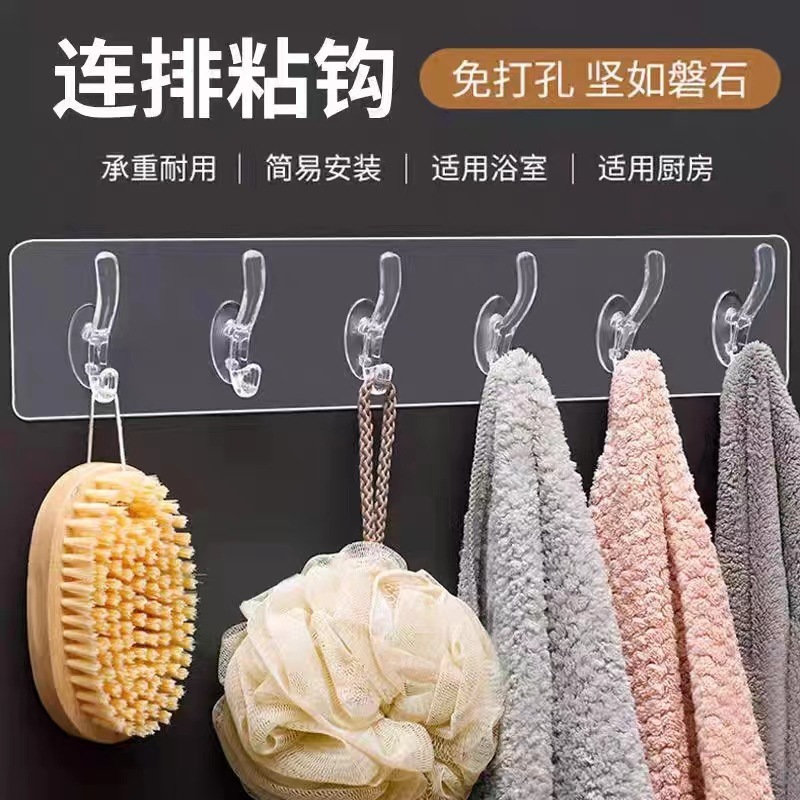 ドアの後ろに衣類やタオルを掛けるための穴を開けずにフックが付いており、キッチン用の透明で跡が残らない粘着フックが連続して貼り付けられています。|undefined