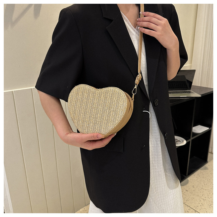 Women's Small Straw Solid Color Fashion Weave Heart-shaped Zipper Crossbody Bag display picture 1