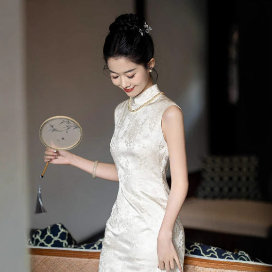 White Sleeveless Cheongsam Women's New Chinese Style 2025 Elegant New Engagement Slim-fit Dress for Daily Wear
