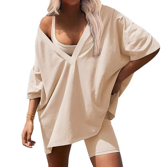 2025 Европейская и американская мода: свободный повседневный топ с большим V-образным вырезом и боковым разрезом, комплект с высокими шортами для стройного силуэта