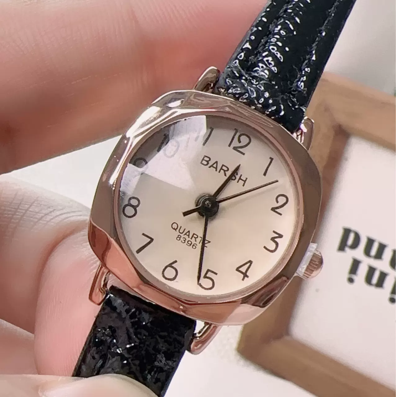 新款时尚抖音爆款女士手表轻奢石英女表一件代发批发皮带小棕表