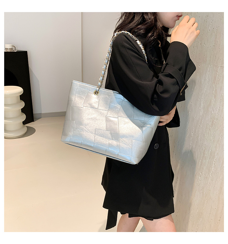 Women's Large Capacity Shoulder Tote Bag With Chain Detail_voghion.com