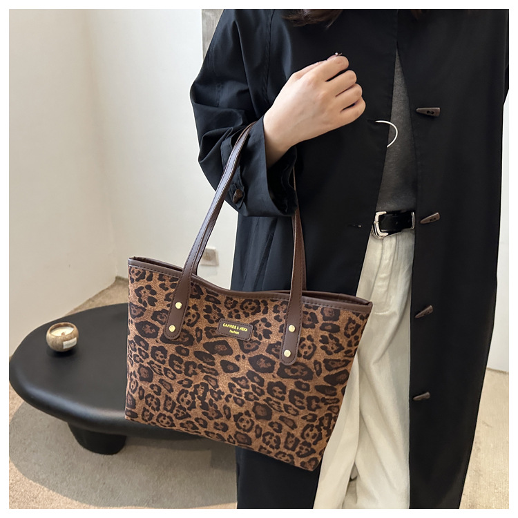 This is a new 2024 trendy and stylish large-capacity handbag for women. It is a fashionable and stylish single-shoulder tote bag for autumn and winter undefined