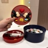 [Round Sewing Box] Kiss Minnie and Mickey. Contains needlework, etc., and can also send happy stickers.