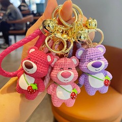かわいいいちご熊のキーホルダーが洗練されていて、女性車のキーチェーンペンダントのアクセサリーバッグが高級感を持って彼女にプレゼントされています