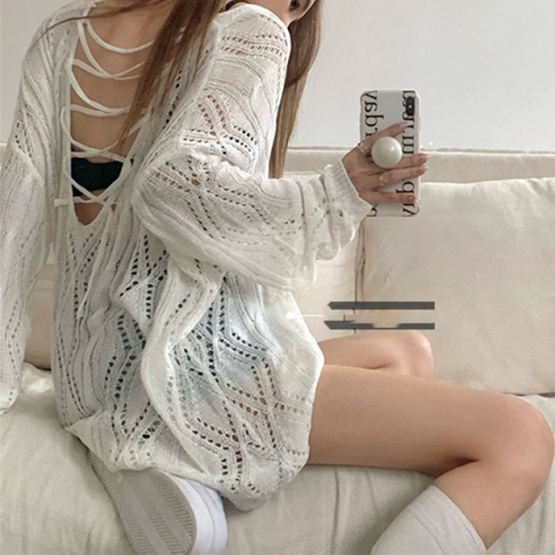 Белый вязаный топ-камизоль для женщин, новинка осени 2025, повседневный стиль, нишевый дизайн с вырезами и открытой спиной.