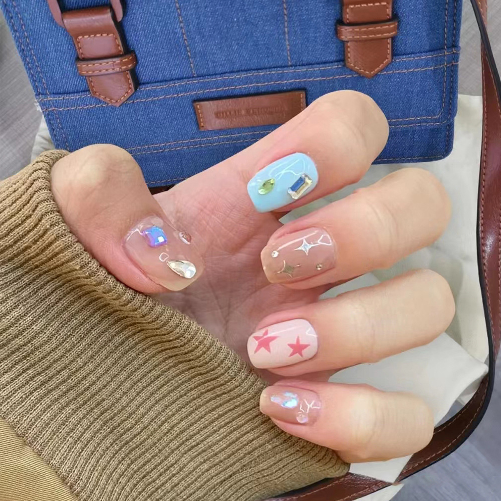 Pequeño fresco lindo desgaste pieza de manicura productos terminados al por mayor ins tetragramer parche de uñas de diamante desgaste a mano image 1