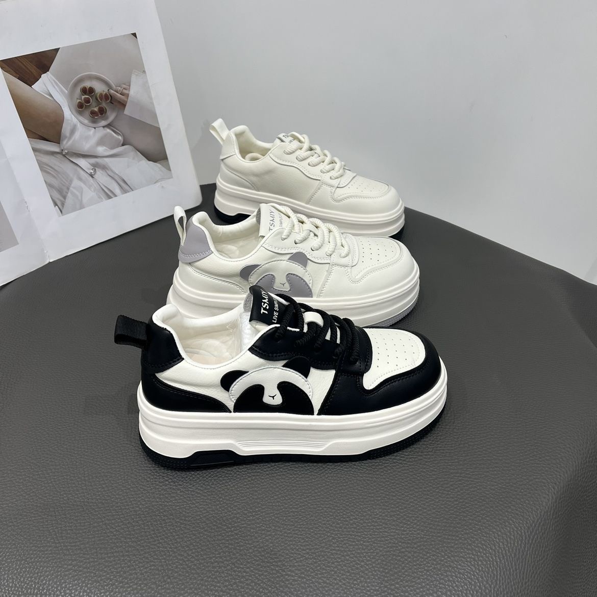 Zapatillas blancas de suela gruesa con punta redonda estilo panda, primavera 2025, nuevas, elegantes y gruesas, informales, para estudiantes, para el campus.