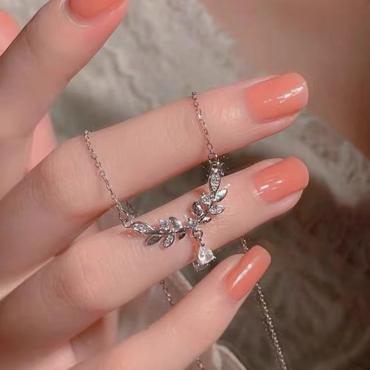 Star Moon Collar Mujer Luz Lujo Verano Diseño Sentido Estrella Estrella Luna Colgante Titanio Acero Dulce Sueño Piedra vidriada Cadena de clavícula