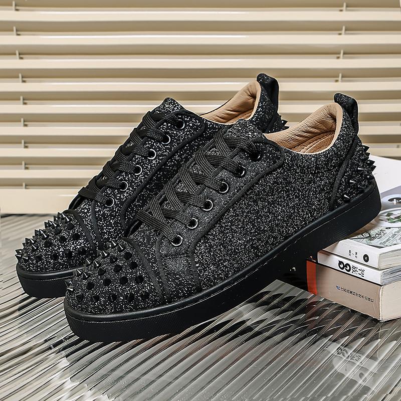 Una pieza de zapatos de hombre de estilo punk remachado skate zapatos casuales personales de nicho zapatos deportivos de moda para hombres