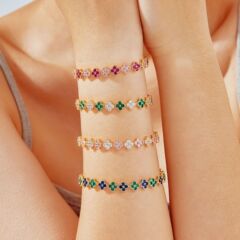 摩熙の新型の軽豪華な高級感のデザインの銅はダイヤモンドのジルコンの七色の四つ葉のクローバーの腕輪の欧米のファッションに満ちています。