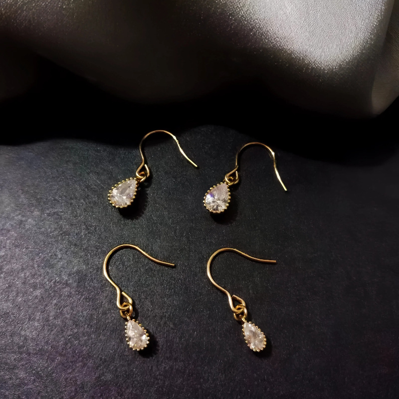 S925 plata esterlina chapada en oro 14K gota de agua clásica pendientes de diamante único estilo femenino universal nicho diseño de alta sensación gancho de orejas