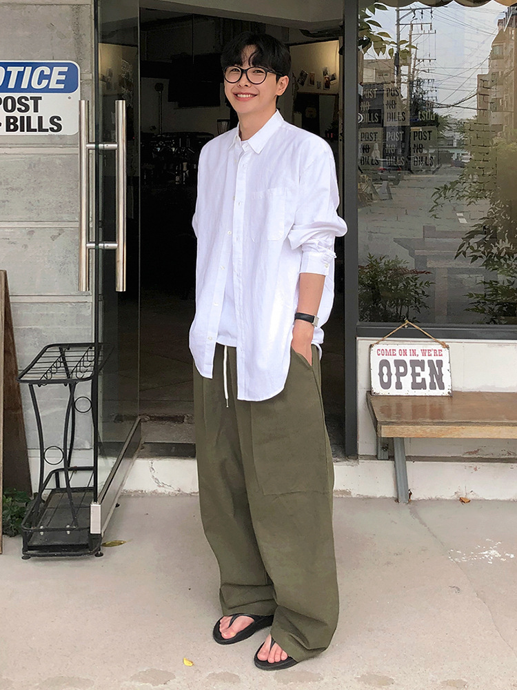 MYQはだらだらしています。男性は夏のゆったりとしたカジュアルパンツです。