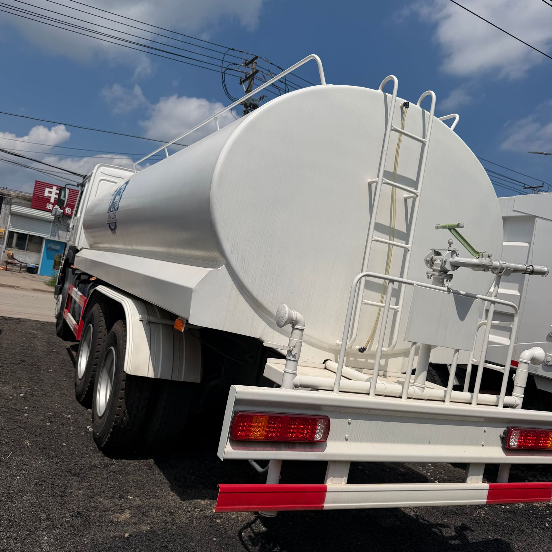 Sinotruk Howo 6*4 rear dual-axle sprinkler truck, eight-wheel multi-functional garden landscaping fog cannon dust suppression sprinkler truck