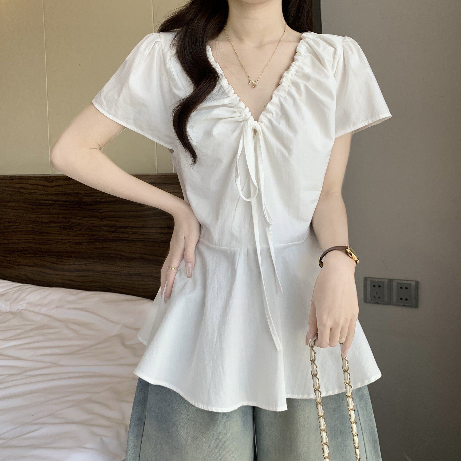 Áo thun nữ cổ V tay ngắn thiết kế dây rút eo — màu đen chi tiết 20