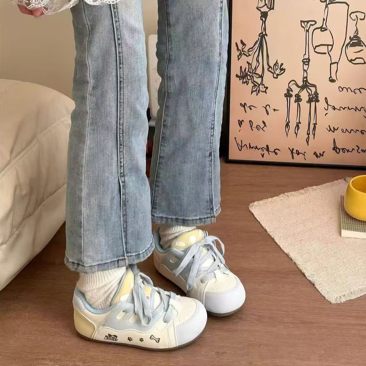 2026 primavera y otoño nuevos estudiantes de estilo universal cómodo de baja parte zapatos de skate de cabeza grande brillante plata entrenamiento de la escuela puff zapatos blancos pequeñas mujeres
